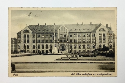 1940. Képeslap Pécs Szt. Mór colegium az országzászlóval